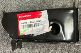 04609-SNA-A00ZZ HONDA Front Lower Left Driver Fender Bracket