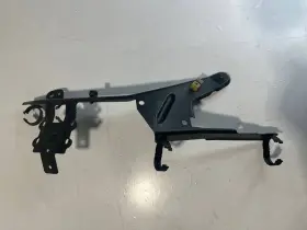 97061020104 PORSCHE Front Left Fender Mount Bracket Panamera